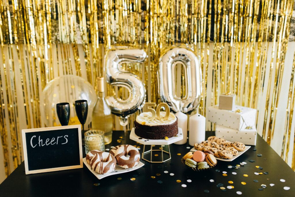this image show all the decoration item of birthday.